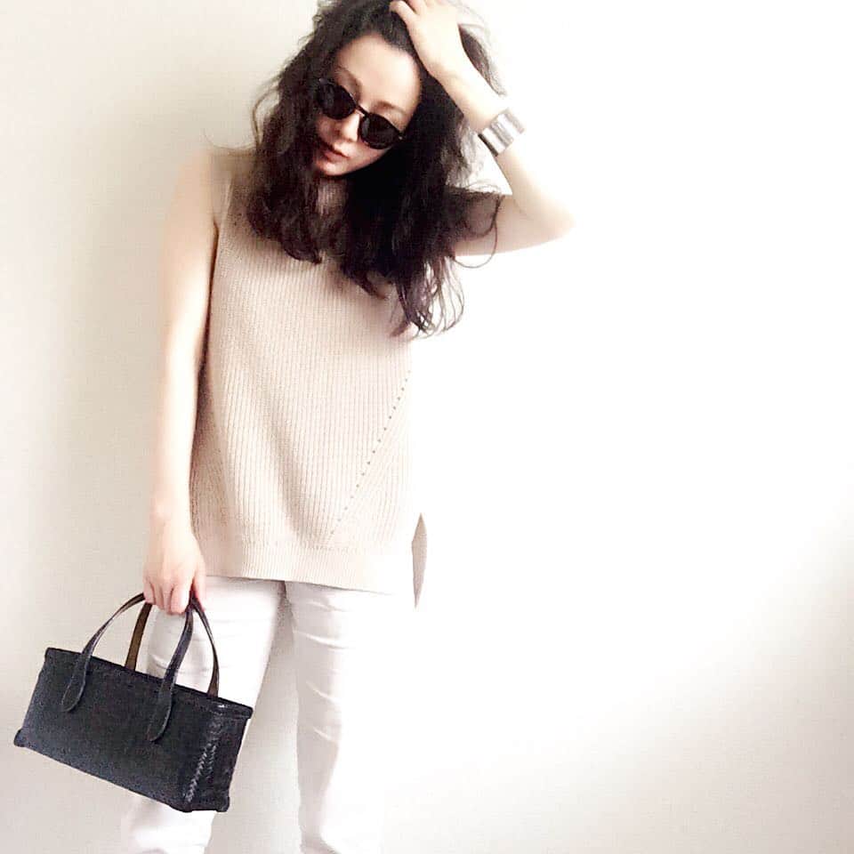 竹中友紀子のインスタグラム：「#coordinate  #くせ毛がおさまらない #サングラス ... #azulbymoussy #アズールバイマウジー  #トップス ... #uniqlo #ユニクロ  #パンツ ... #theory #セオリー  #バッグ ... #公長齋小菅」