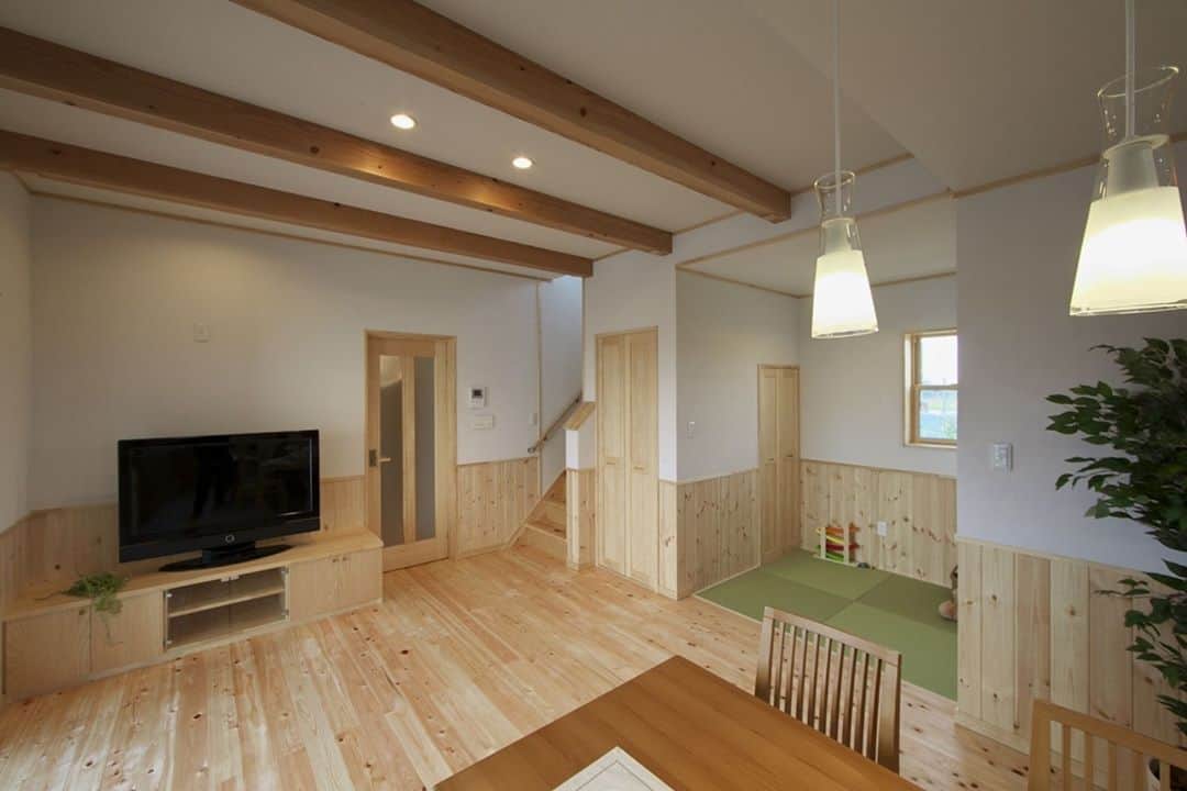 河合の家【KAWAiのおうち】のインスタグラム：「河合工務店は、「健康をテーマとした質の高い暮らし」をご提供するために、身体と心にやさしい自然素材の家づくりにこだわっています。 床は全室無垢の木を標準仕様、塗り壁に使うのは「シラス壁」、羊毛断熱材「サーモウール」は、自然素材…詳しくはHPの施工事例でご紹介！ * #河合工務店 #KAWAINOIE #自然素材 #健康住宅 #檜 #無垢 #シックハウス #喘息 #アレルギー #注文住宅 #新築 #リフォーム #マイホーム #ナチュラル #木の家 #インテリア #デザイン #LDK #内装 #一戸建て #木のぬくもり #三河 #豊橋の工務店 #豊橋 #豊川 #田原 #新城 #蒲郡 #湖西」