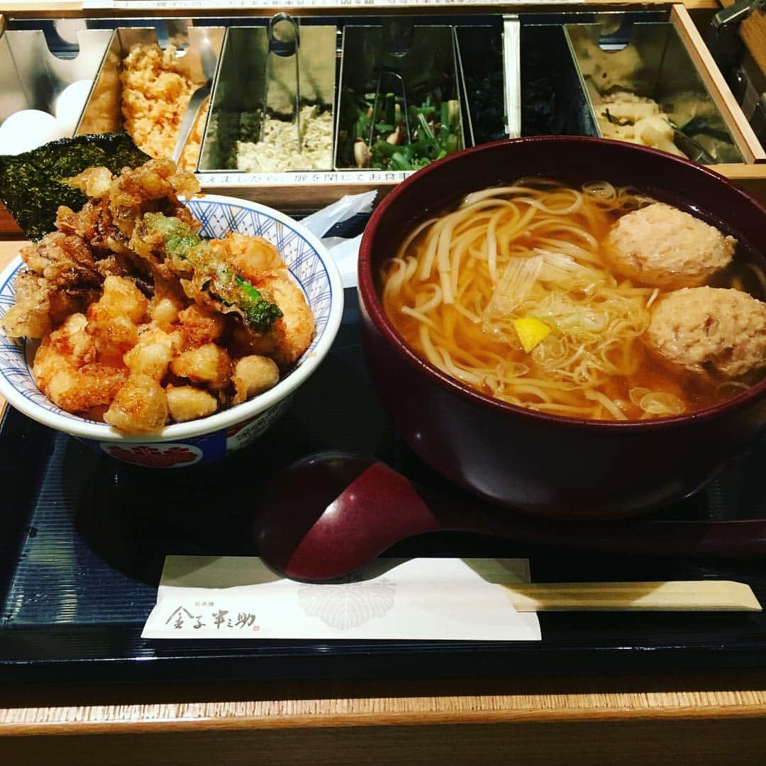 中崎雄太のインスタグラム：「今日の夜ご飯は金子半之助の稲庭うどんと天丼でござります(*´∀｀*) #金子半之助#稲庭うどん#天丼#最高に美味しい#週3はいけるな。」