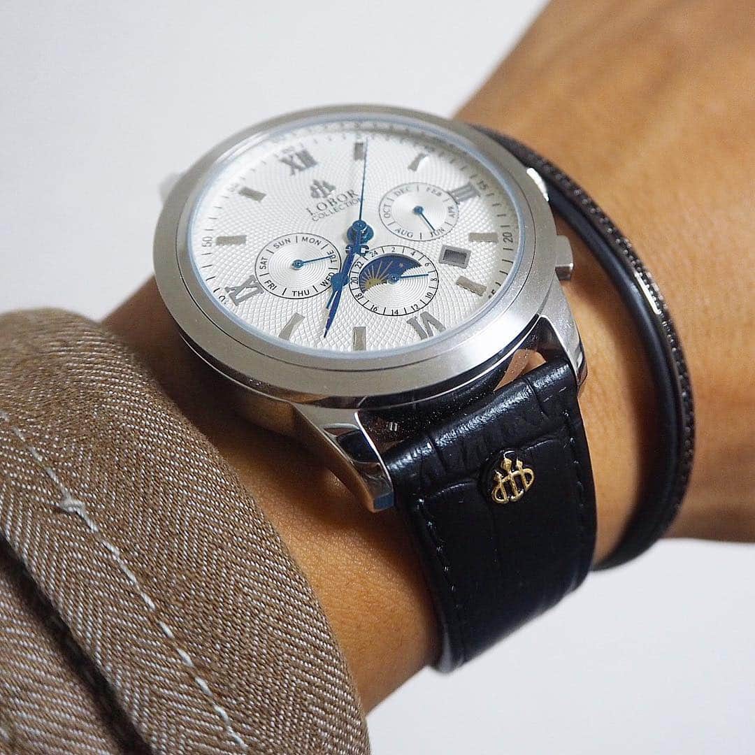 haruのインスタグラム：「  @loborjapan 様の素敵な腕時計✨  前回に引き続き 高級感 重さ 全て完璧💥 割引コードh.a.r.u.stagramで10%OFF みなさんgetするならこのモデルをオススメします👌🏾  そしてこのバングルは @lose._ford さんの 新作バングル✨ブラックのバングル珍しいし カッコイイのでこちらもオススメします😭💕  #lobor#腕時計#ロバー#loseford#バングル」