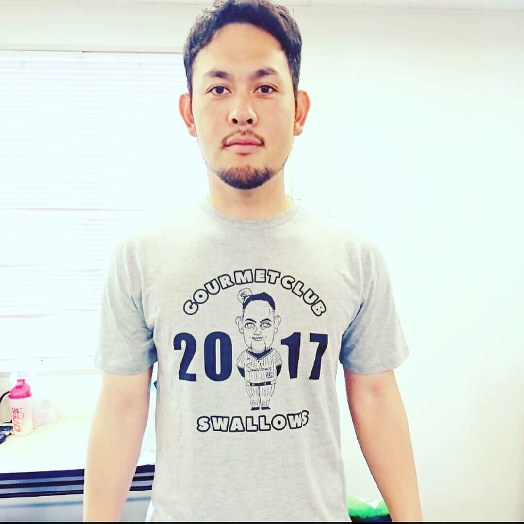 徳山武陽さんのインスタグラム写真 - (徳山武陽Instagram)「正解はTシャツ！結構前だけど、喜んでもらえました〜久古さんの誕生日プレゼント企画これにて終了^ ^ #ヤクルトスワローズ #久古健太郎#誕生日プレゼント#ちょっとディスり#Tシャツ#でも喜ぶ#いつもありがとうございます」6月20日 22時14分 - tokuyamatakeaki