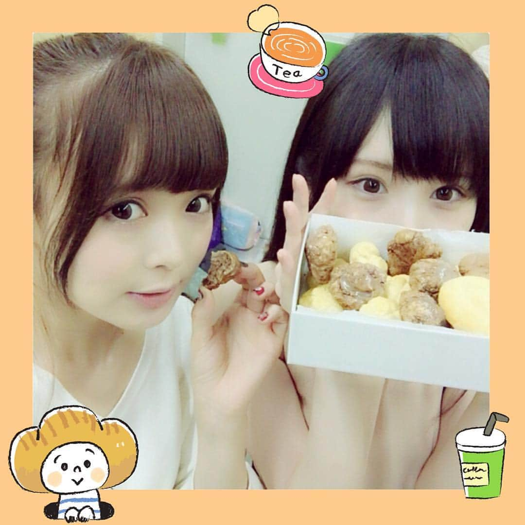 木月沙織のインスタグラム：「にゃがメロンパンクッキーをみんなに焼いてきてくれたの(ノω｀*)美味すぎた…！！にゃ、ありがとう♡  #放課後プリンセス #放プリ #houkagoprincess #にゃたお #小田桐奈々 #木月沙織 #メロンパンクッキー #ほっぺ落ちた  #メロンパン #クッキー #手作りクッキー #おやつ #cookies #cookietime #楽屋」