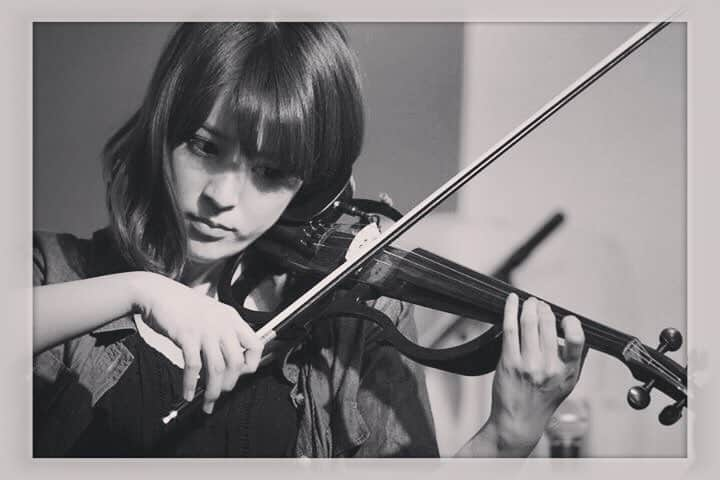 天野恵さんのインスタグラム写真 - (天野恵Instagram)「セッションLIVE🎻 #violin #想い出たくさんの #サイレントヴァイオリン #お父さんありがとう😊 #YAMAHA #LIVEでも活躍 #アドリブゴリゴリ弾けるようになりたい #勉強 #顎当てをずっと真ん中の特殊なものを使っていたからどうしても顎当て無視して真ん中に顎おいてしまう #変 #不細工 #治さなきゃ… #弾いてる時の顔って大概ヤバイ #真剣 #LIVEしたい #上手くなりたい #糞から脱出したい #また願望ばかり #やるしかない」6月21日 2時40分 - amakei19