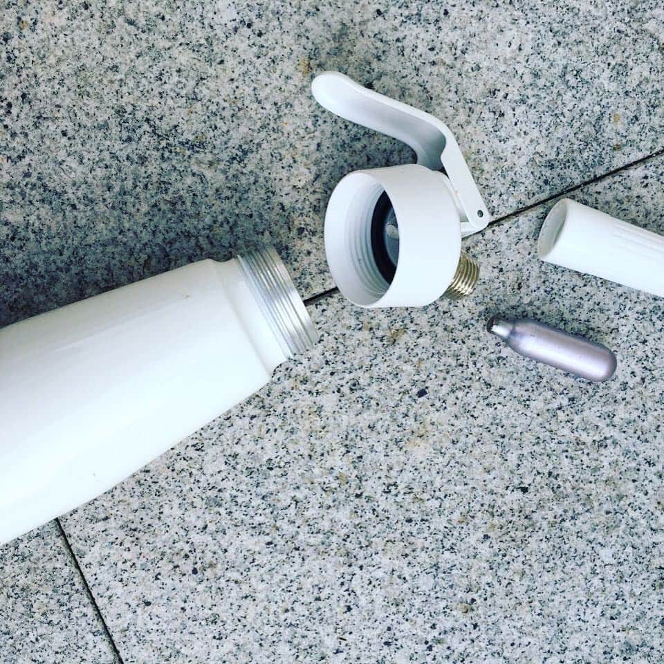 レベッカ・ビュルジェールのインスタグラム：「Voici un exemple de siphon à chantilly qui a explosé et percuté le thorax de Rebecca, entraînant son décès.  Précision : le siphon qui a engendré sa mort quant à lui été mis sous scellé.  N'utilisez pas ce genre d'ustensile chez vous ! Plusieurs dizaines de milliers d'appareils défectueux sont encore en circulation.」