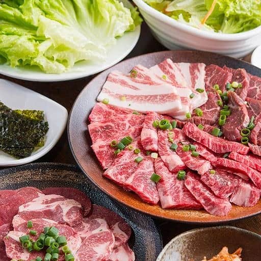 坂の途中のインスタグラム：「食べ飲み放題焼肉【坂の途中】 ～六本木交差点前、駅徒歩１分～ https://tabelog.com/tokyo/A1307/A130701/13050453/ ------------------------------------------------ コンテスト優勝牛を競り落とす肉へのこだわり。 燃え盛り、ジュージュー音を立てる焼肉とホルモンを心ゆくまで！食べ放題で☆ きめ細かく、サシが美しい上質のお肉のみ取り扱い、とろける口どけがやみつき！ 良い素材をおいしく楽しんでいただくための努力は惜しみません！ 肉卸専門店ならではの安心・安全・高品質をご堪能くださいね(*´ω｀*) ------------------------------------------------ #東京 #六本木 #焼肉 #焼き肉 #焼肉屋 #宴会 #歓送迎会 #女子会 #食べ放題 #飲み放題 #溜池山王 #麻布十番 #黒毛和牛#ホルモン #坂の途中 #個室 #デート #おいしい #六本木ヒルズ #やきにく #ランチ #美味しい #深夜営業 #合コン #港区 #お酒 #居酒屋 #yakiniku #roppongi #tokyo」