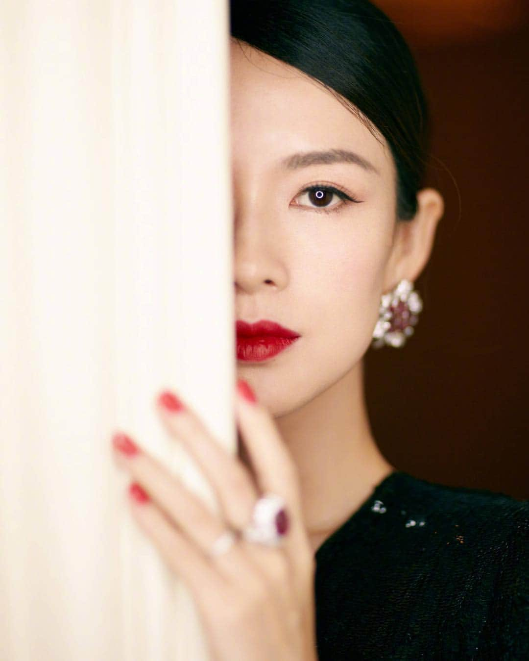 章子怡のインスタグラム：「I see you❤️ #ziyi #zhangziyi #ziyizhang #章子怡 #子怡 #beautiful #smile #love」