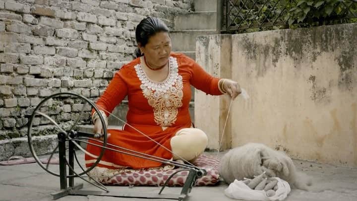 Chyangra Pashmina Sustainableのインスタグラム：「A female artisan hand spins Chyangra Pashmina fibers with a close eye, nimble fingers and great care.  女性アーティザンがチャングラパシュミナの糸を目と手と心を使って紡いでいます。 #Artisans #Handspun #Fashion #Video #ChyangraPashmina」