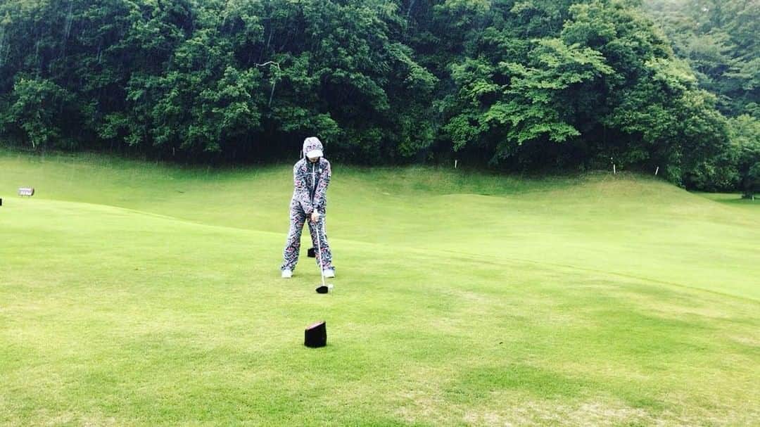 BoAのインスタグラム：「비가 와도 우리는 친다!! 🏌️🏌️☔️☔️ 공도 잘 안보이지만~ 추억이 생겼넹 🤗🤗」