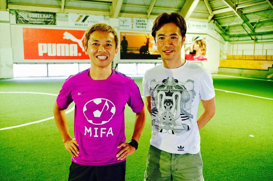 GAKU-MCさんのインスタグラム写真 - (GAKU-MCInstagram)「本日、我らの草サッカーにオランダ #VVV (フェーフェーフェー） フェンロでコーチを務めている元日本代表 #藤田俊哉 君が遊びに来てくれました。ヨーロッパで活躍する指導者に見られながらするフットボールはなんか緊張しますね。今年はリーグ優勝した VVV ！おめでとうトシヤ！ここからのさらなる活躍を期待します。#MIFA  #gakumc」6月21日 14時15分 - gaku_mc