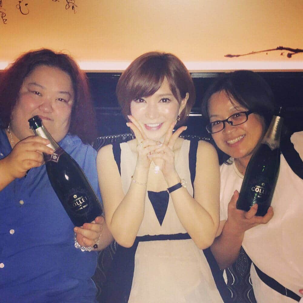 里美ゆりあのインスタグラム：「くぢらさんとあいさんが舞人遊びに来てくれました💗😂💗ありがとう🎶 #舞人#念願#嬉しい#楽しい#シャンパン#感謝」