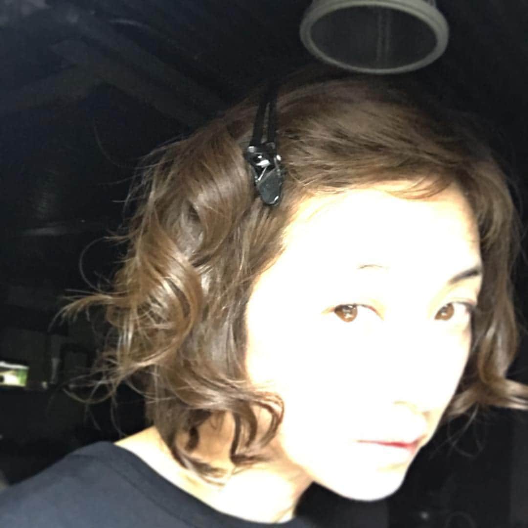 高岡早紀 さんのインスタグラム写真 - (高岡早紀 Instagram)「ねーねー 女子たちに聞きたい！ (男子の意見も欲しいかな…⁈) ダッカール髪に留めて外歩くの、有り？無し？ 私、嫌いじゃないんだよねー」6月22日 1時03分 - saki_takaoka