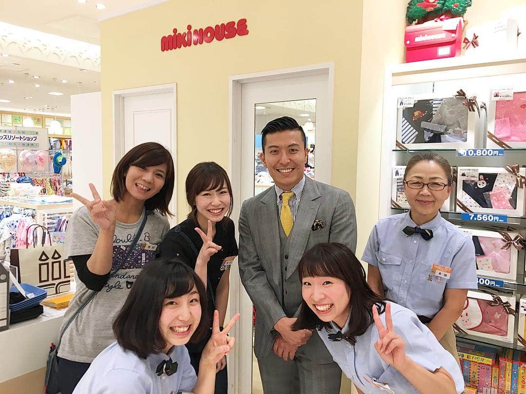 寺内健のインスタグラム：「無事講義を終え、阪急西宮ガーデンズのショップへ。 #mikihouse  #阪急西宮ガーデンズ」