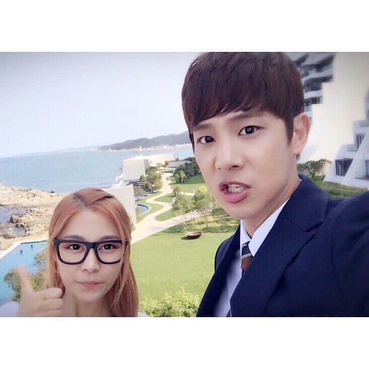 ソン・ウォングンのインスタグラム：「오늘도 우리는 달린다!!#부산촬영중#송원근#하백의신부#민비서#정지은코디#photoby지은」