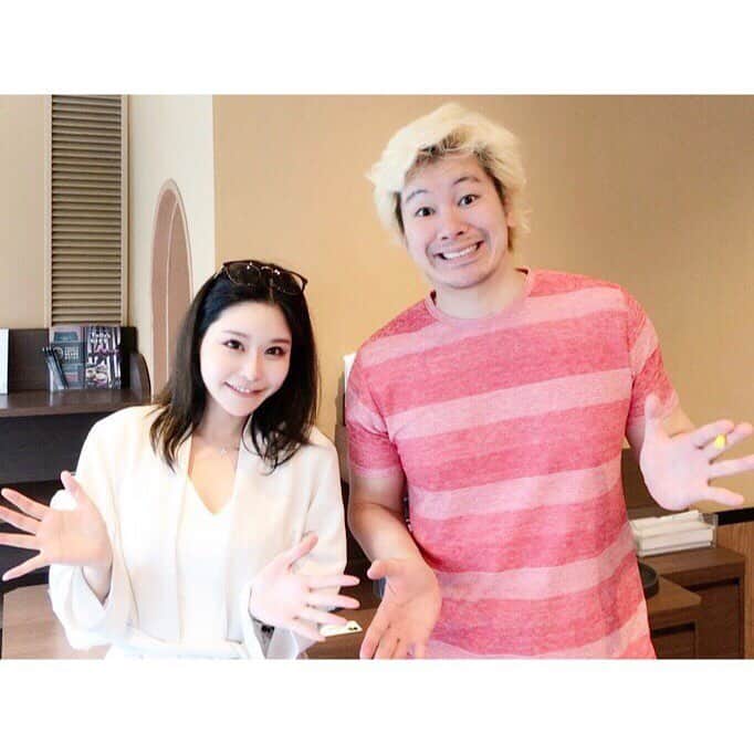 利咲のインスタグラム：「 りさがカフェに行ったら〜 カズレーザーさんに出会った〜 .  #カズレーザー さん！！ 御挨拶させて頂きました☺ とっても素敵な方でした✨ 一緒にお仕事出来ますように(•ˆ⌣ˆ•) . 赤×金髪と言えばトランプかカズレーザーさんか！な トレードマークの赤ですぐに分かりました☻笑 . . . #メイプル超合金 #サンミュージック #サンミュージックプロダクション #パイセン #手には耳栓  #赤 #Red #トランプ大統領 #なんか運気上がりそう w #カズさんありがとうございます」