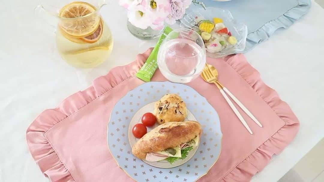 のインスタグラム：「久々のmovie💕🌸💕🌸 . この前のお家brunchを撮りました😊🍴 . この日はパンだったので🍞 ヤクルトのケール＆フルーツスムージーでお野菜をプラス🍹 . ヤクルトヘルスフーズ( @yakult_kalesmoothie ) さまからsampleいただいて飲み始めたんですが😊 簡単に作れて美味しいのでよく作ってます🍒 . なかなか手に入りづらい国産のケールやヤクルトのガラクトオリゴ糖も入っていてお腹にもいい感じです💕🌼 . . #movie #ケール #スーパーフード #スムージー #グリーンスムージー #朝べジ #ヤクルトスムージー ＃ヤクルトのスムージー #brunch #pr #green #smoothie #fruit #おうちごはん #ケール #ヤクルト」