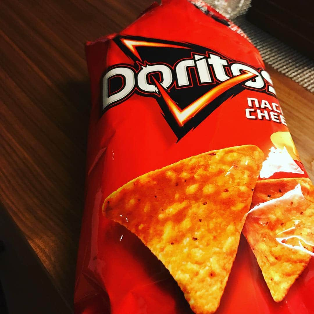 赤西仁さんのインスタグラム写真 - (赤西仁Instagram)「Despacito I don't know the words so I say Doritos♪  #Midnightchips #ポテチ #music」6月21日 22時33分 - jinstagram_official