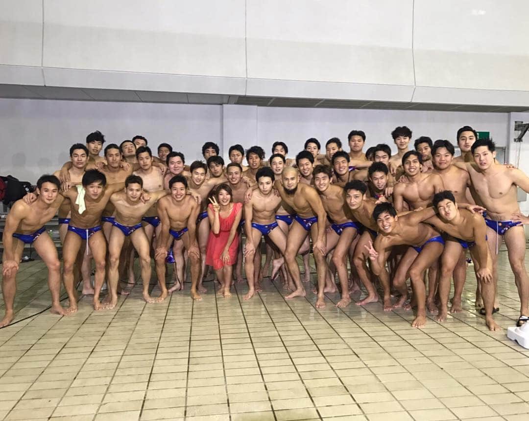 西谷綾子のインスタグラム：「水球選手たちに囲まれて…^ ^ ・ 6/25(日)19:00〜 TBS「珍種目No.1は誰だ！？ピラミッドダービー」 ・ ■立ち泳ぎで橋を作り、人を渡らせることはできる？できない？ ・ ■立ち泳ぎで立っている人を25ｍ運ぶことができる？できない？ ・ 果たして…(*≧∀≦*)♪ ・ #tbs #ピラミッドダービー #🏇 #日曜日の夜 #水球選手 #水球 #立ち泳ぎ #ブルボンウォーターポロクラブ柏崎 #ブルボン #bourbon」