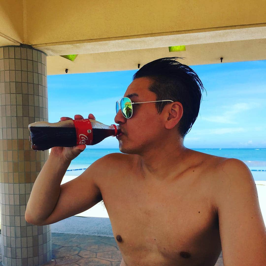 長田庄平のインスタグラム：「夏や！！！ #沖縄 #ビーチ #夏 #これから劇場で氷室のネタやるとか考えられへん」
