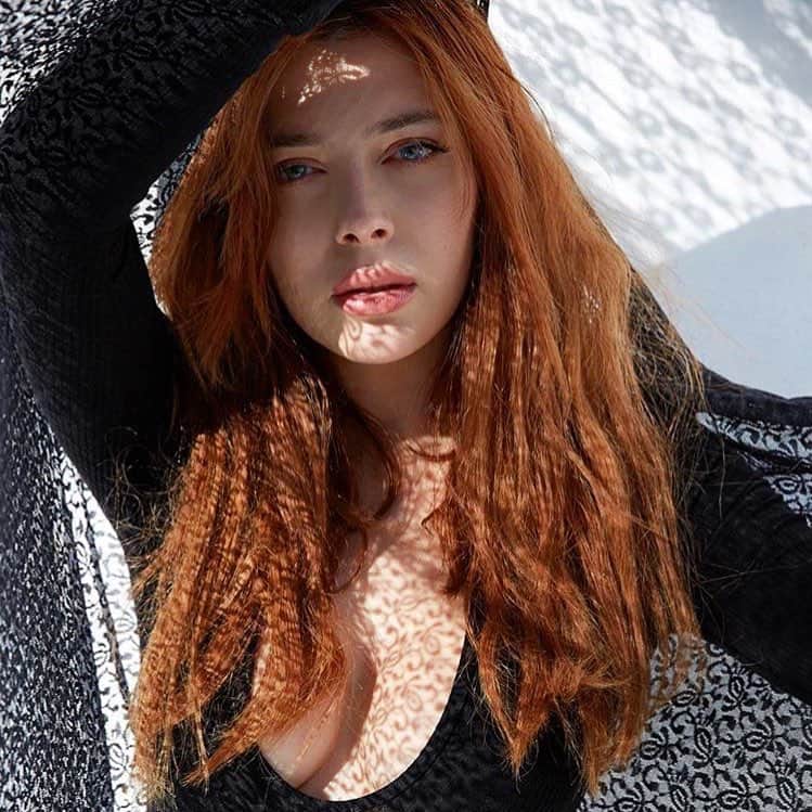 エレナ・サチンのインスタグラム：「🕷」