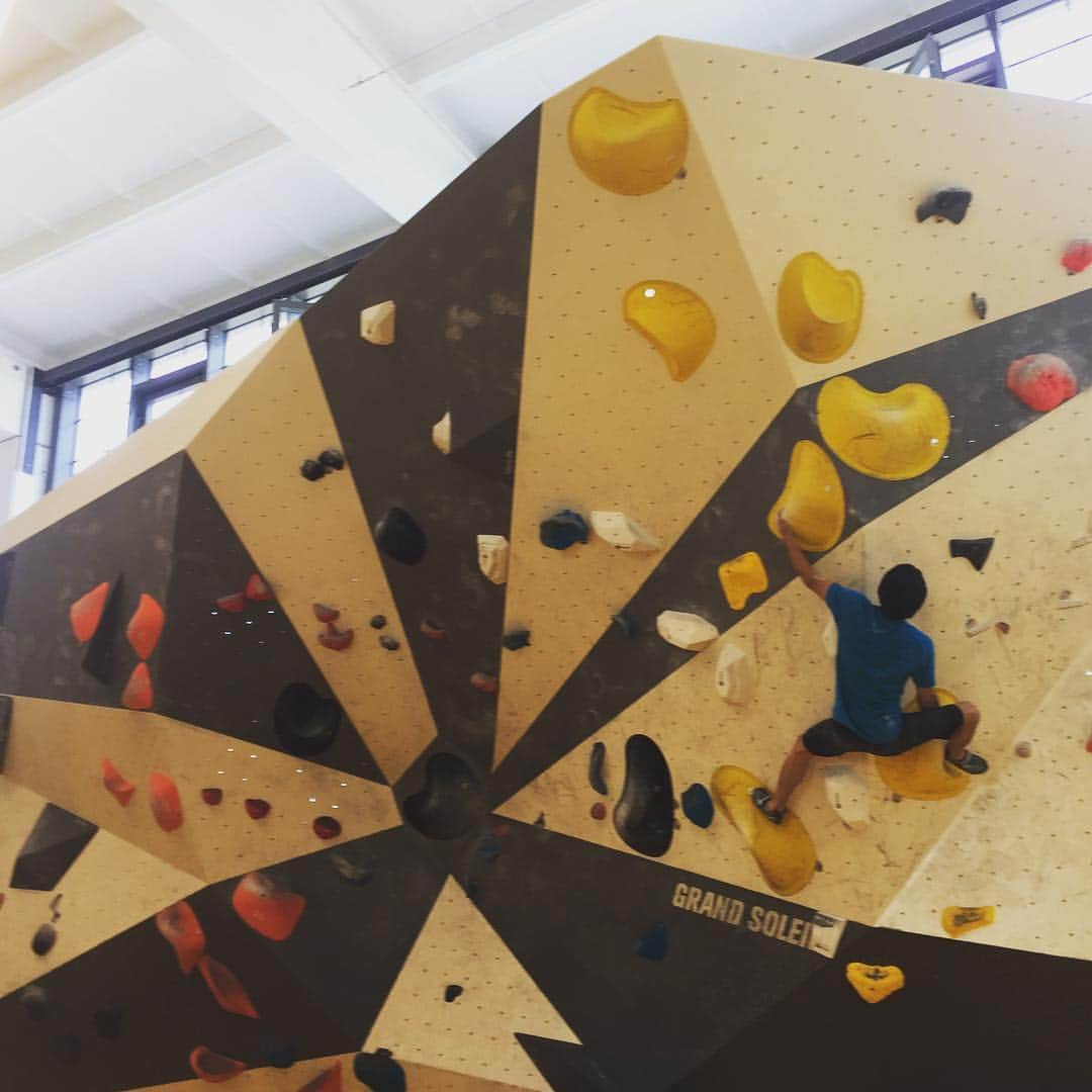 堀創のインスタグラム：「Good training for World Cup this weekend ! Thanks a lot Tom and Robert and Mandala gym !!! #fspclimb #flathold #fiveten #mandalaboulderhalle」