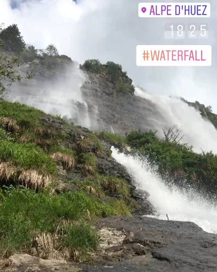エレーナ・グレボワのインスタグラム：「❤️🇫🇷💙 #waterfall #lacascada #nature」