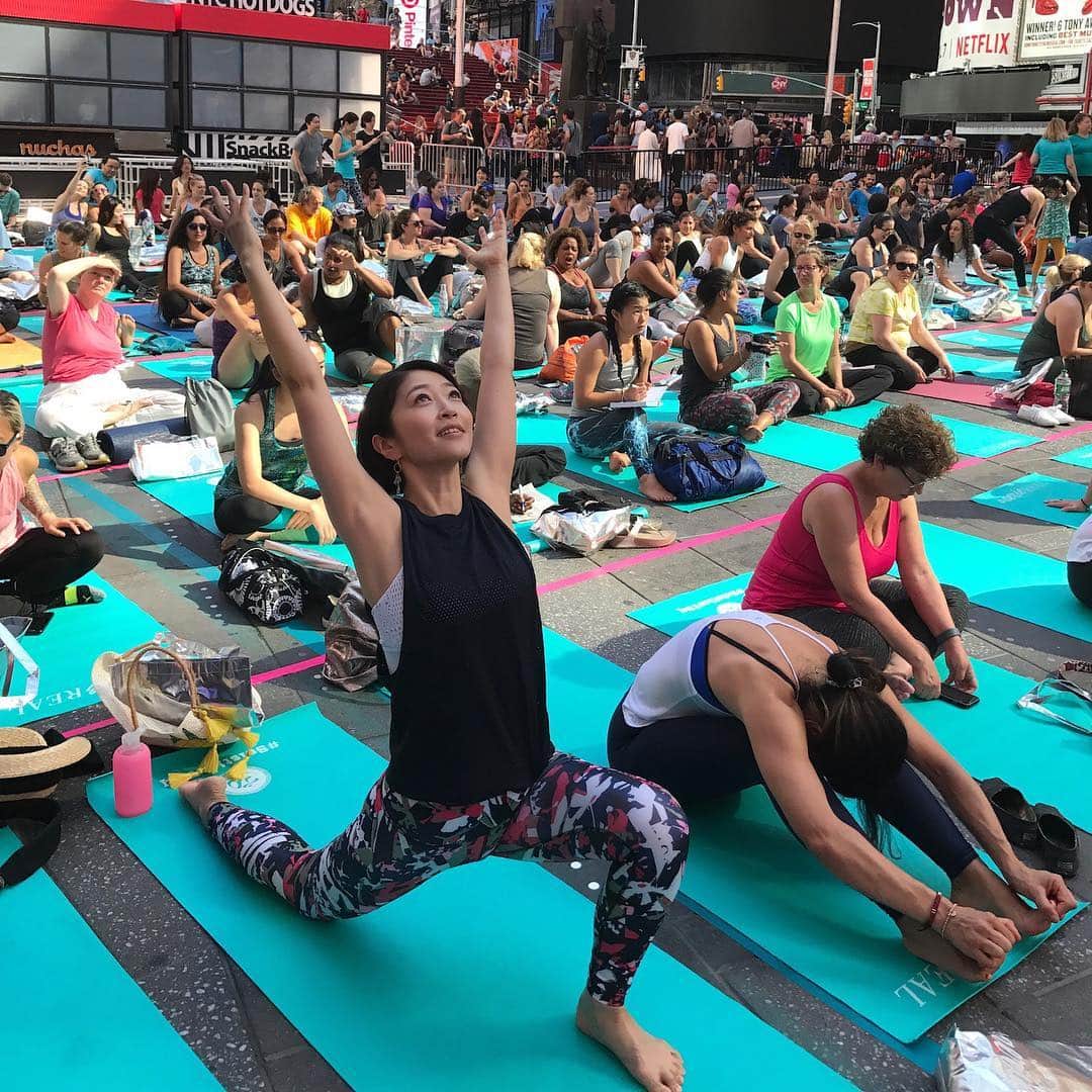 久保田智子のインスタグラム：「#yoga 🤸‍♀️at #timessquare on #internationalyogaday #solstice #solsticetsq #ishtayoga #国際ヨガの日 #タイムズスクエア」