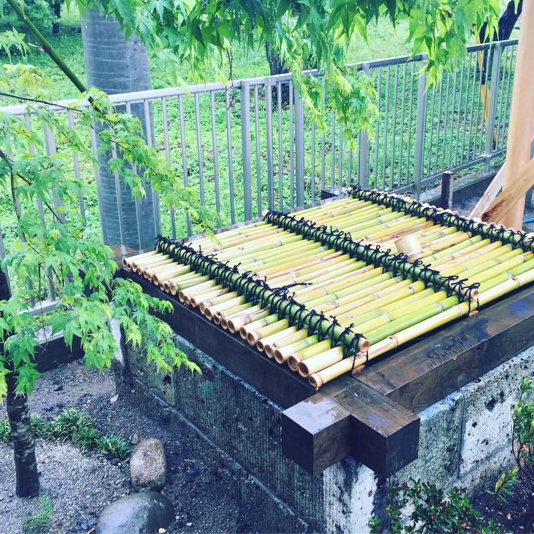 茨城県（有）福田建設のインスタグラム：「雨降りの庭  #待ち合い #注文住宅 #マイホーム #新築 #インテリア #家 #住宅 #工務店 #house #家づくり #暮らし #建築 #interior #design #architecture #デザイン #自然素材 #myhome #住まい #木の家 #施工事例 #一戸建て #設計 #home #無垢材 #福田建設　#自然素材の家　#茨城の注文住宅　#ナチュラル」