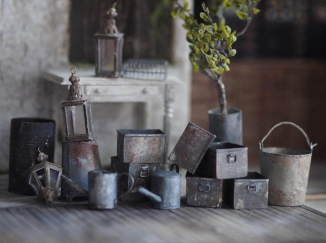 のインスタグラム：「❤︎ ・ original handmade miniature size 1/12 ． ミニチュア ブリキ風小物。 凹ませたり、傾いていたり きっちり作らず、ガラクタ風に。  作り置きしておくと便利。 ・ 息子の夏休みまで、あと少しと なりました。 今日は久しぶりにお友達と お出かけしてきます❤︎ ・ ・ ・ ・ ・ ・ ・ ・ ・ ・ ・ #miniature#ミニチュア#ブリキ #アンティーク風#工業系#小さいもの #Interior#フレンチインテリア#ブリキブリキ風 #antique  #Frenchdecor#工業系#ブリキ小物 #トレイ#light#miniatures#dollhouse #インダストリアル #industrial#industrialstyle」