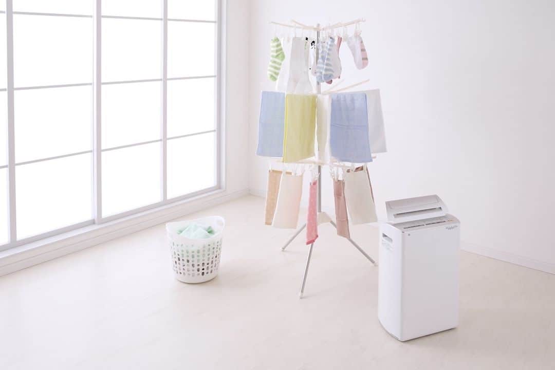 河合の家【KAWAiのおうち】さんのインスタグラム写真 - (河合の家【KAWAiのおうち】Instagram)「梅雨の時期の部屋干しで誰もが経験するのが、不快な生乾きのニオイ。 ニオイを防ぎ、湿気によるカビから大切な衣類を守るためには、風通しのよい場所で洗濯物の間隔を十分空けて干すこと、呼吸する自然素材を多用することがポイントです！  #河合工務店 #KAWAINOIE #自然素材 #健康住宅 #檜 #無垢 #シックハウス #喘息 #アレルギー #注文住宅 #新築 #リフォーム #マイホーム #ナチュラル #木の家 #インテリア #デザイン #LDK #内装 #一戸建て #木のぬくもり #三河 #豊橋の工務店 #豊橋 #豊川 #田原 #新城 #蒲郡 #湖西」6月22日 19時07分 - kawai_no_ouchi