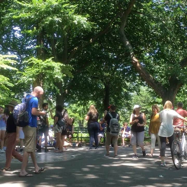 彩星りおんのインスタグラム：「The midsummer beautiful day @strawberry_fields_official  セントラルパークぶらり🚶‍♀️🌳ストロベリーフィールズでは毎日誰かがビートルズの曲を歌ってるんですよ〜😊🎶 #midsummer #strawberryfields #imagine #beatles #johnlennon #nyc #what_i_saw_in_nyc #newyork #ny #instanyc #nyclife #instalife #lifeinnyc #夏至 #過ごしやすいお天気だった #セントラルパークぶらり #ストロベリーフィールズ #イマジン #ニューヨーク #ニューヨーク生活 #ny生活」