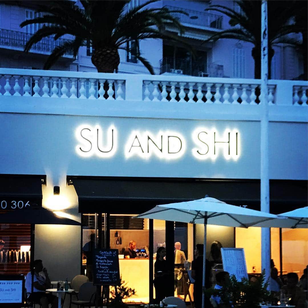 河尻亨一のインスタグラム：「日本食レストラン「SU and SHI」。なんでそこで分ける？（笑）この発想はなかった」