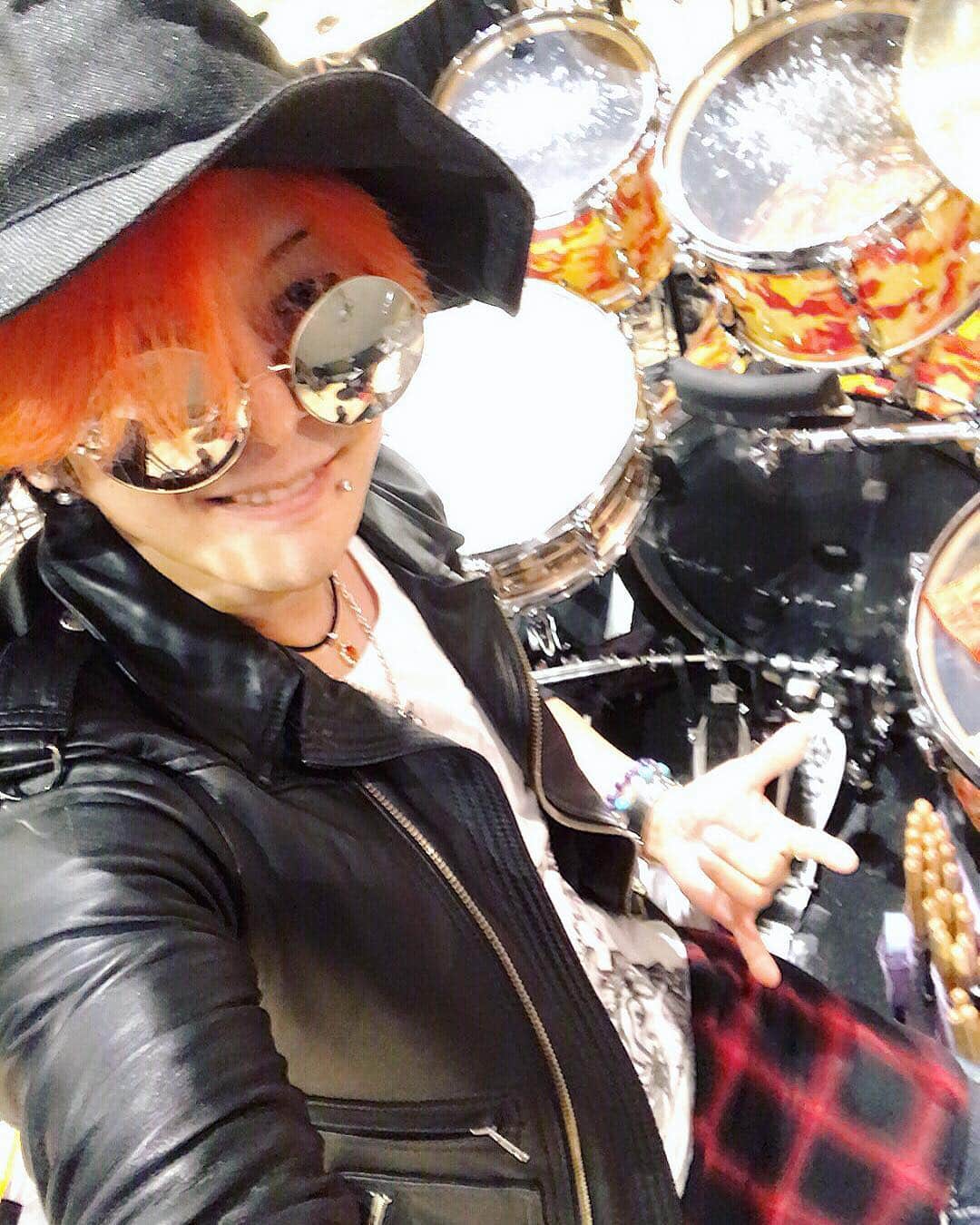 のインスタグラム：「RHスタート❗️✨ . ごきげんサウンドでおっ叩いてんよ( ｰ́∀ｰ̀ )👍 . #rehearsal #warmup #music #musician #drum #drums #drummer #rock #instagood #orange #orangehair #hairstyle #pearl #pearldrum」