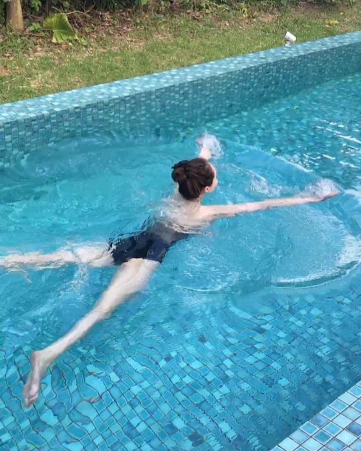 みぃみのインスタグラム：「気持ちいい〜🐬❣️ #ユサンディ  #jusandi  #沖縄 #お部屋のプール #スイートヴィラ  #平泳ぎ ＊ ＊ #pool #swimming #fun #feelinggood #cool #nice #instadaily  #instagood #instagramjapan #instagram #okinawa #ishigaki #sea #sky #blue #trip #healing #relax #relaxing #cool #sunny #hotel #luxury #rich」
