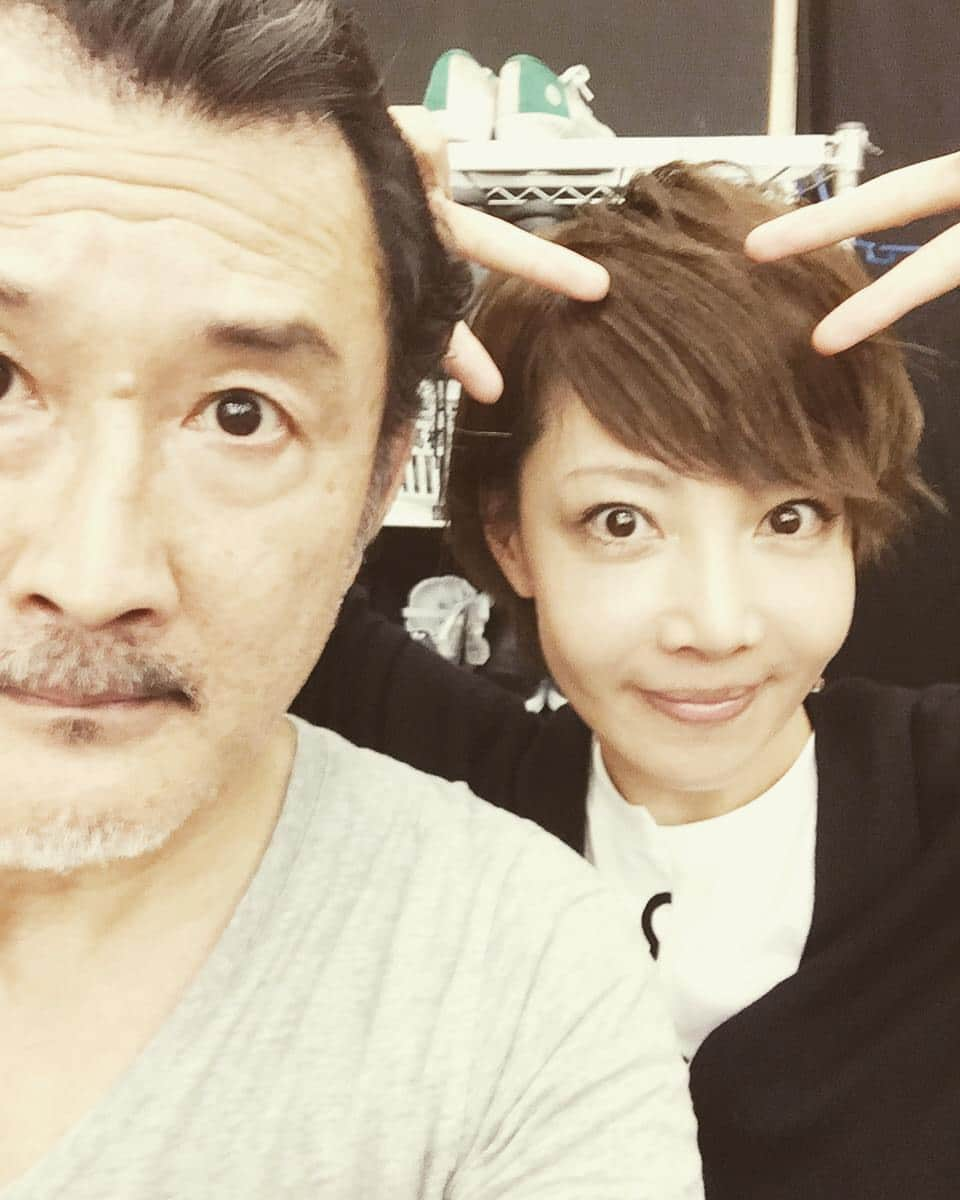 吉田鋼太郎さんのインスタグラム写真 - (吉田鋼太郎Instagram)「ミュージカル「ビリー・エリオット」稽古中。何をやっても様になる元宝塚トップスター柚希礼音！ほんまカッコいいしいい女！普段はとってもおちゃめです。 最高にエキサイティングな芝居になりつつあります。是非見に来てください！ #ビリーエリオット#柚希礼音#吉田鋼太郎#稽古中#芝居」6月22日 18時00分 - ykoutarou