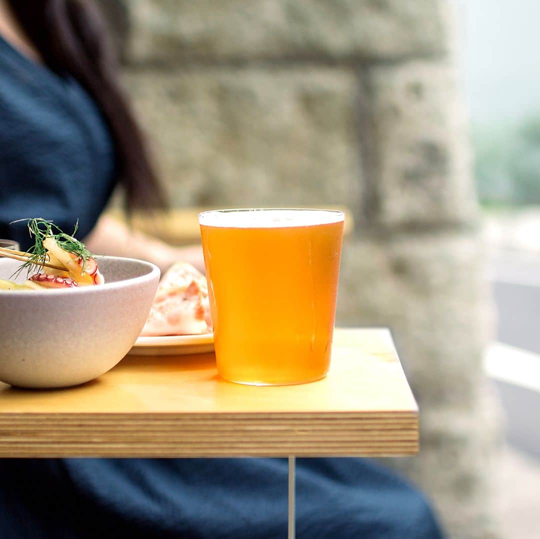 Food & Design Post のインスタグラム：「クラフトビールと日本酒がのめる🍺🍶キャッシュオンなのでフラッといけて良いですよ。 #クラフトビール #日本酒」