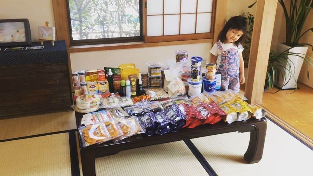 佐々木あさひのインスタグラム：「アメリカ土産の量が凄かった。 姪はリアル商品でお店屋さんができて満足そうです。クレカ対応してました💳👍」