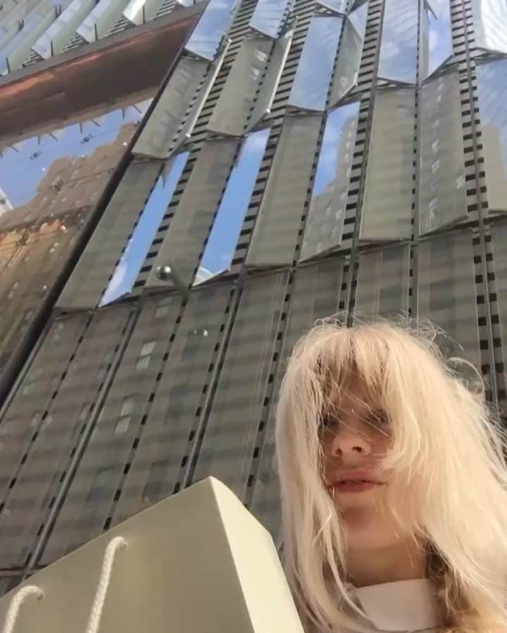 Anna Lylesのインスタグラム：「Surreal having meetings in the One World Trade Center! 10 beauty editor meetings down, 10 to go, reppin' @macadamiahair @cmmedia 🙌🙌 #macadamiahair」