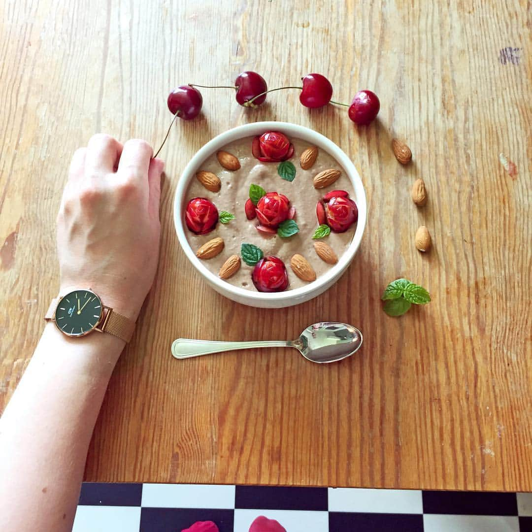 Ida Froskのインスタグラム：「Time to Eat! 🍒⌚️😋 My new rose gold @Danielwellington watch helps me keep track of my meal times in style. If you want one too, get 15% off with the code IDAFROSK, plus worldwide free shipping (expires 31.07.17). #ad #Danielwellington #DWclassicpetite #smoothiebowl #cherries #almond #cocoa」