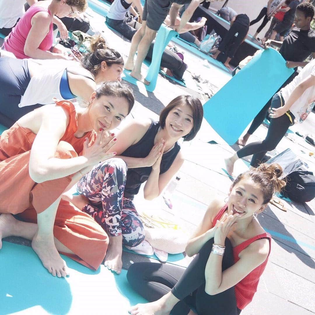 久保田智子のインスタグラム：「Happy #internationalyogaday in #timessquare with @wakanozawa @tomomi.ishimura #国際ヨガの日 #solsticetsq」