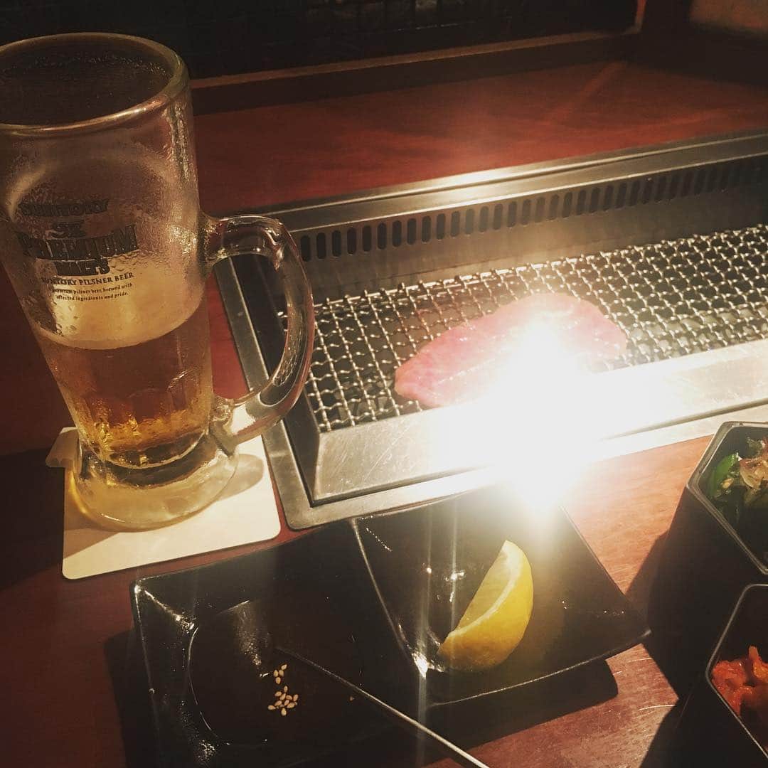 八幡愛さんのインスタグラム写真 - (八幡愛Instagram)「仕事終わり。赤坂の人気店の片隅で1人焼肉キメてる。周り楽しそうすぎてエモい。自傷行為。でもそんな自分が好き。#みすじ」6月22日 22時31分 - aiainstein
