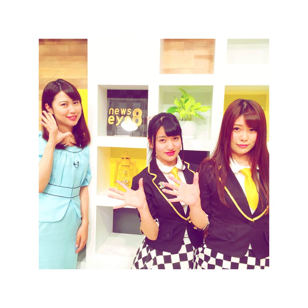 のインスタグラム：「今日のeye8のお天気コーナー担当は 群馬CLEAR'Sのともみんとりさちゃん😍✨ . １枚目 クリアーズの決めポーズを教えてもらって撮影📸💓 . ２枚目 eyeカルのコーナーの決めポーズを 青柳キャスターと🤓 . ３枚目 みんなでeyeカルポーズ😻 ありがとうございます！ . 今日のeye8もとっても楽しかったです☺️🌻 . #ニュースeye8#ニュース#news#報道番組#群馬テレビ#群テレ#ポチッと群テレ#GTV#アナウンサー#eyeカル#映画情報#忍びの国#メアリと魔女の花#お掃除ユニット#CLEAR'S#群馬県#希咲智美 #小鳥遊理紗 #avex#エイベックス#アイドル」