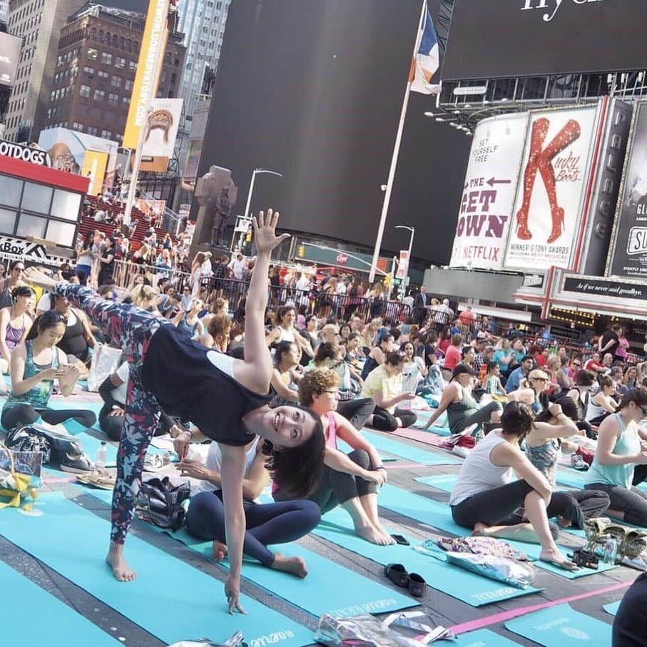 久保田智子のインスタグラム：「Happy #internationalyogaday in #timessquare #solsticetsq #ニューヨーク wearing #aloyoga #lululemon photo by #bodytoneyoga」