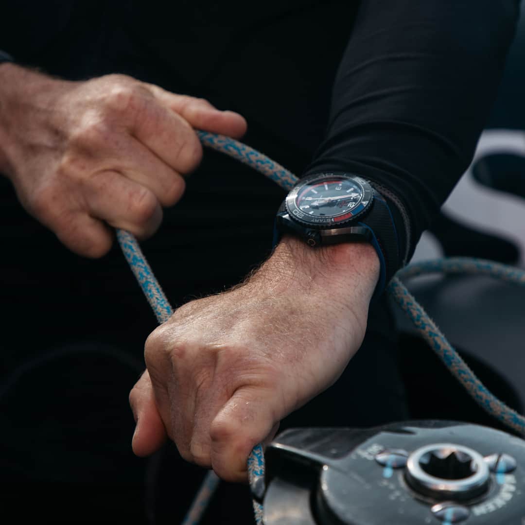 のインスタグラム：「#ETNZ / #OMEGAmychoice The Kiwi crew are well equipped for the challenge ahead. #omega #omegawatches #watch #watches  #omegaseamaster #omegaplanetocean #planetocean #omegadeepblack #deepblack #omegaspeedmaster #speedmasterx33 #emiratesteamnewzealand #emiratesteamnz #newzealand #nz #kiwis #sailing #boat #team #race #americascup #watchesofinstagram #watchfam #watchoftheday #watchgeek #bermuda #goodluck #thereisnosecond」