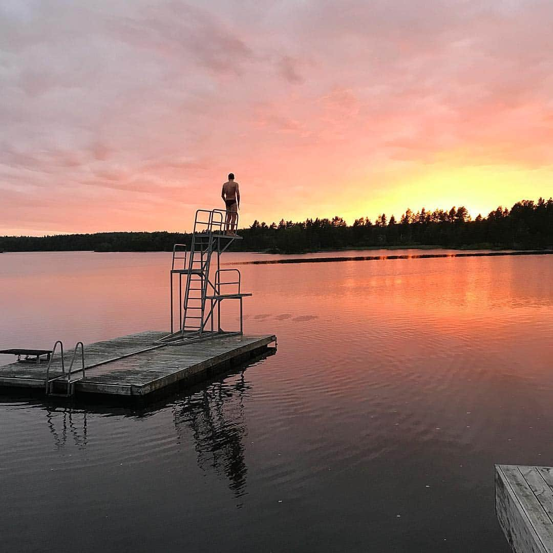 トーマス・フレイザー・ホルムズさんのインスタグラム写真 - (トーマス・フレイザー・ホルムズInstagram)「11pm night swims 🙌🏻 🇸🇪」6月23日 6時01分 - tomfraserholmes