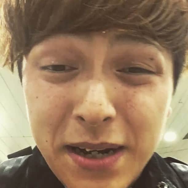 松間雄亮のインスタグラム：「マジでナメてる後輩。 #バイバイした後すぐ送ってきた #しゃかりき #おっくん #急にドンキホーテ行く言うて電車降りた #渋谷で缶チューハイ買っておねーちゃん見ましょ言うてずっとフリースタイルダンジョンみてた」