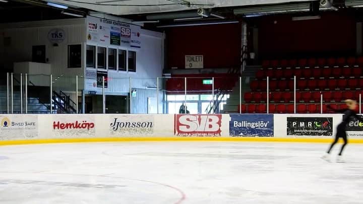 イザベル・オルソンのインスタグラム：「That feeling though! Kicking ass in my new amazing skates. Thanks again @edeaskates @johnwilsonblades and @teijasskateshop ⛸❤️ #skatesweden #johnwilsonblades #edeaskates #edeafamily #teijasskateshop」
