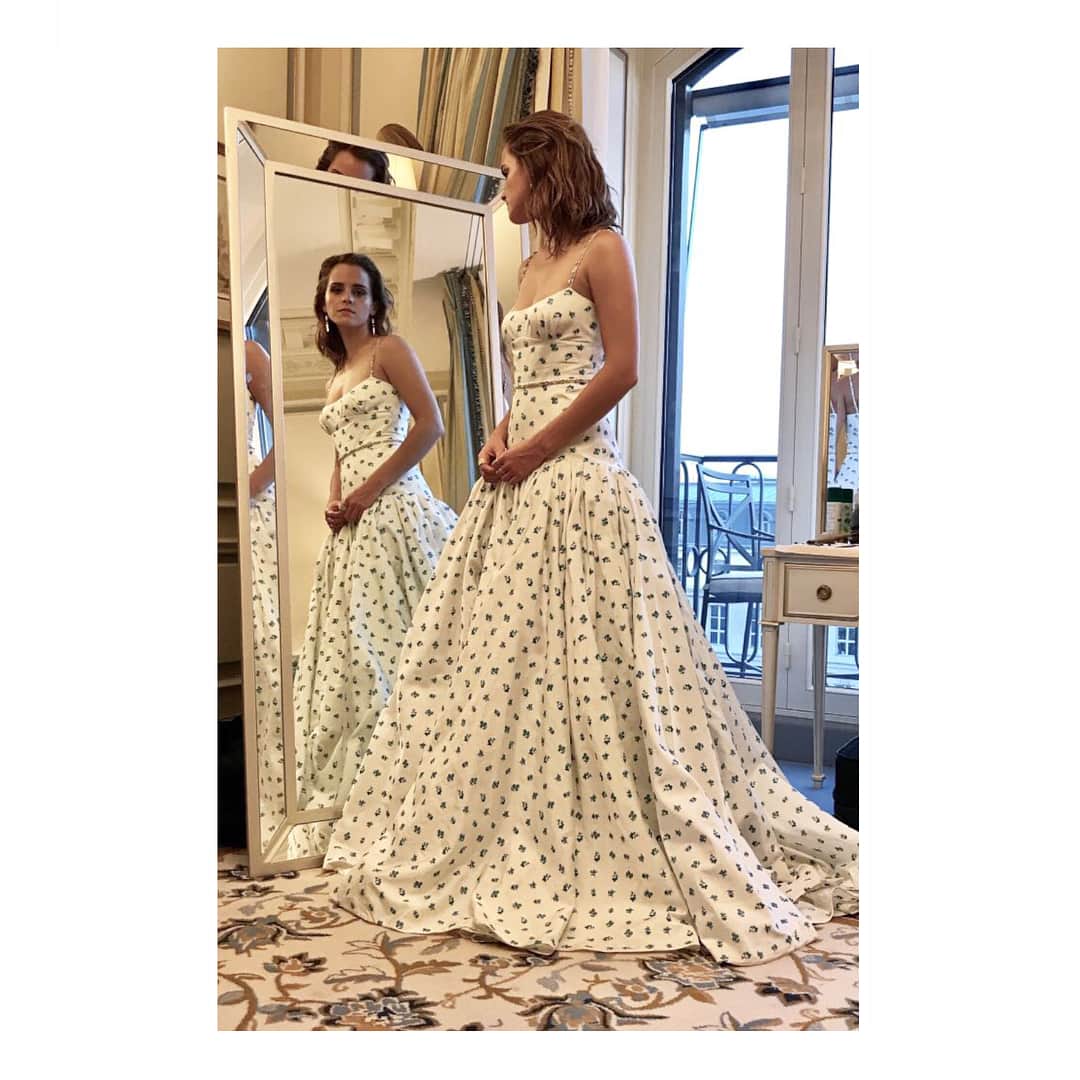 ザ・プレス・ツアーのインスタグラム：「Wonderful day in beautiful Paris hiding books for @oursharedshelf and @bookfairiesworldwide and attending the French premiere of @wearethecircle 🇫🇷 📚 ⭕  White satin gown by @miumiu, tailored and hand-embroidered in Italy. The fabric is from the long established Italian mill Tessitura Attilio Imperiali, and the dyeing, printing and finishing processes were all carried out by trusted local suppliers.  Shoes made in Italy by @santoniofficial, whose HQ is powered by 4,000 solar panels. Santoni also runs a school where young people can learn the craft of shoemaking.  Earrings and rings made in California by @azlee_. Seeing the effects of humans on the oceans, each season the designer supports a different ocean-related cause, donating a portion of the profits from her jewellery collection.  All fashion info verified by @ecoage  Skin is the organic concealer/foundation 'Un' Cover-Up in colour 22 by @rmsbeauty with the @janeiredale Active Light Concealer used under the eyes. Bronzer is @vitaliberata Trystal Self Tanning Bronzing Minerals.  Eyes include the @antonymcosmetics Certified Natural Eyeliner Pencil in Brown and brows are Jane Iredale Pure Brow Gel. Lips are lined with Jane Iredale Lip Pencil in Spice before @herbivorebotanicals Coco Rose Lip Tint in Coral, which is suitable for vegans, was used to tint the lips and cheeks.  All brands are cruelty-free. Formulated using both natural, mineral and organic ingredients.  All beauty info verified by @contentbeauty」