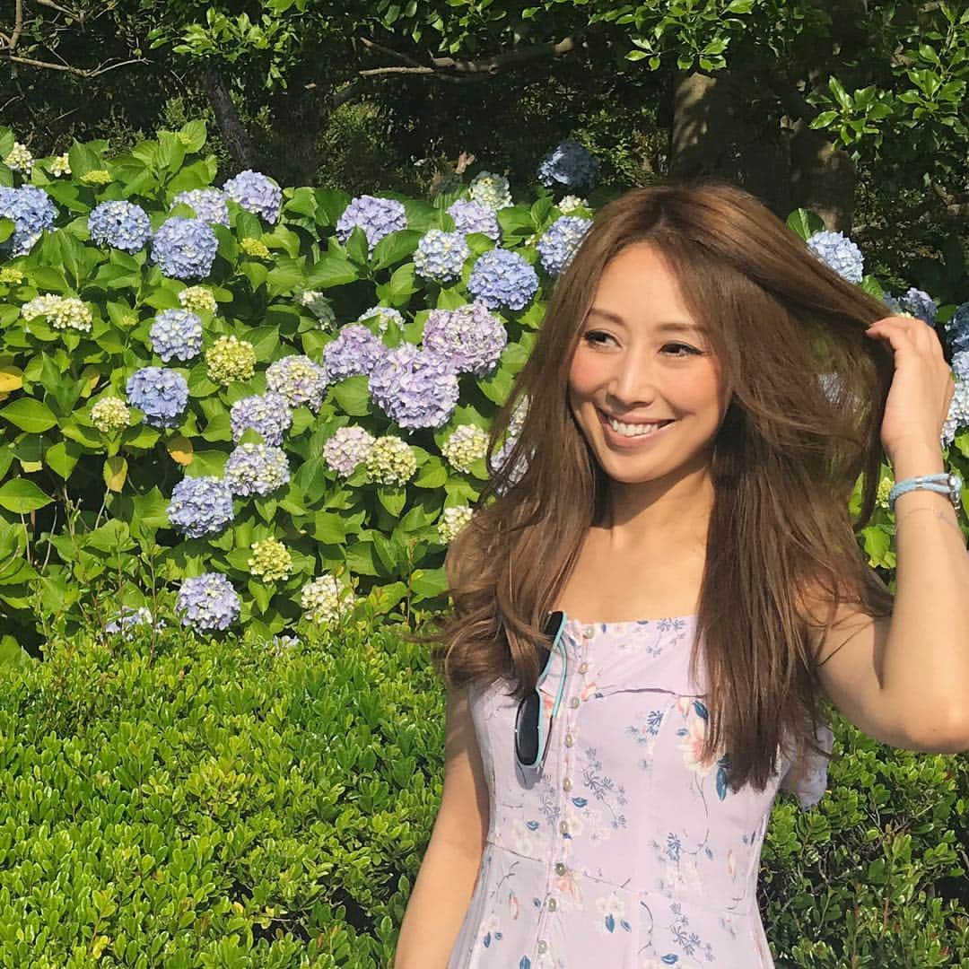 のインスタグラム：「ハイヒールLOVERS Ayako⁑  ブルー小物♪ 目が閉じかかってる、笑  7/22土 13時 大阪インスタセミナー お申込はプロフィールURLよりお願いいたします♪  #blue #sunglasses #tiffany #bracelet #paulhewitt  #f21xme」