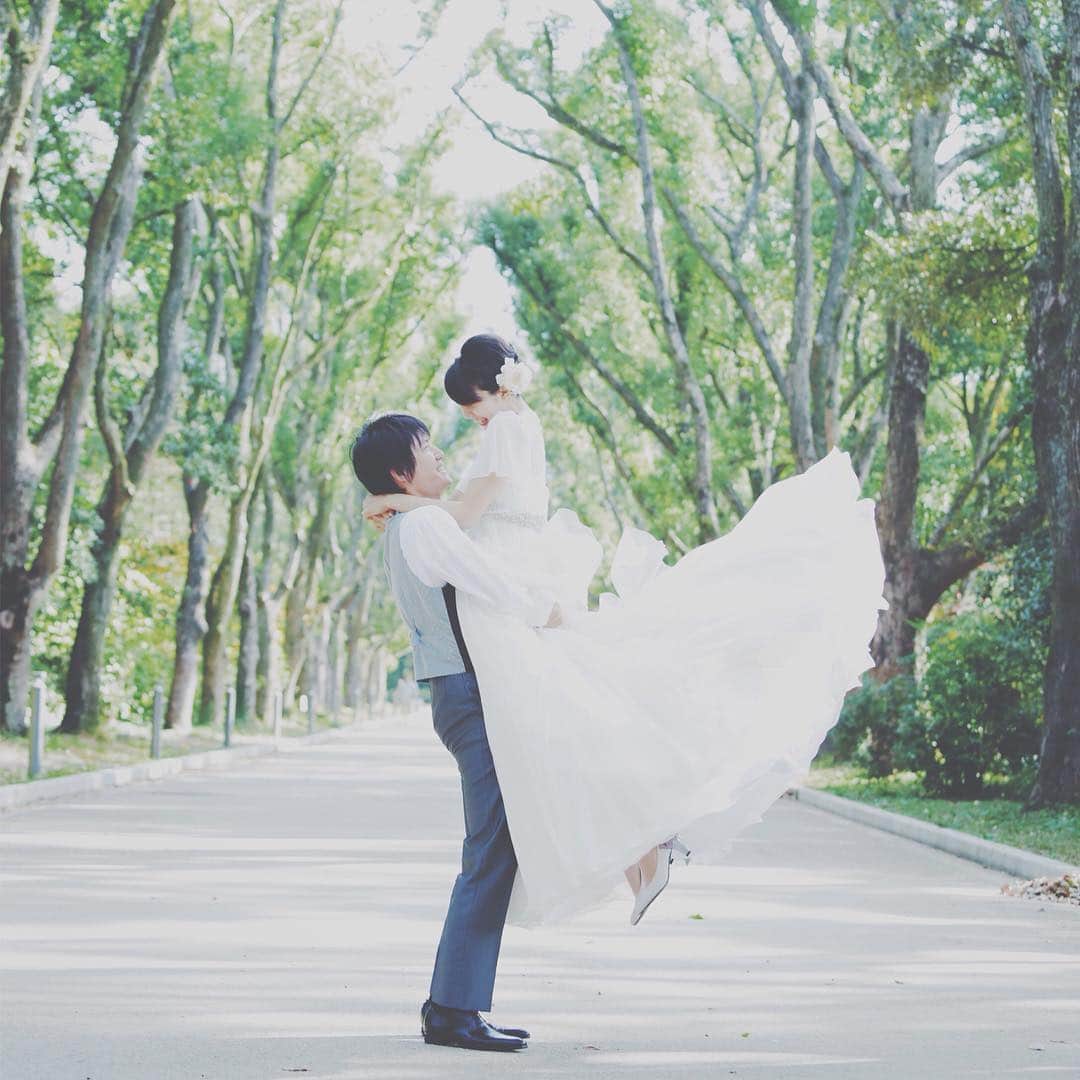 CLAIREのインスタグラム：「こだわりドラマティックフォト💕 抱き上げてドレスがなびくと、動きのある写真に早変わり✨ ・ #前撮り  #ドラマティック #こだわりショット #プレ花嫁  #weddingphotography  #ウェディングドレス  #weddingdress  #location  #フォトウェディング #結婚写真  #wedding  #後撮り #結婚準備 #日本中のプレ花嫁さんと繋がりたい #2017夏婚 #2017秋婚 #2018冬婚 #2017春婚 #パンプス #新緑 #クレール京都」
