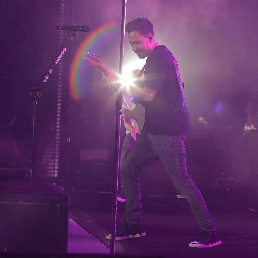 マイク・シノダさんのインスタグラム写真 - (マイク・シノダInstagram)「No big deal, just me shooting friggin rainbows out of my guitar.」6月23日 8時21分 - m_shinoda